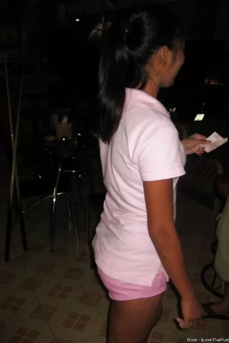 Молодая азиатка с потрясающей попкой делает минет и трахается