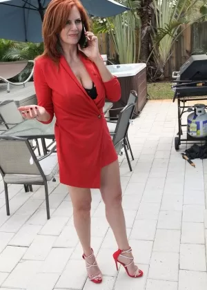 Худенькая зрелая брюнетка обнажает маленькую грудь и тугую попку на открытом воздухе