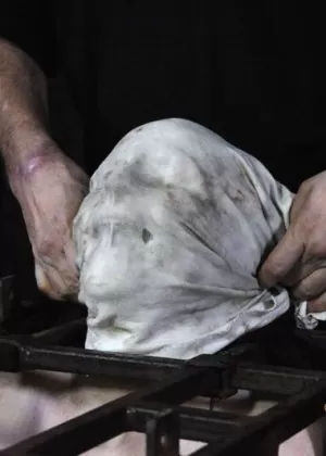 Кавказская женщина Саша заключена в темницу для пыток сосков