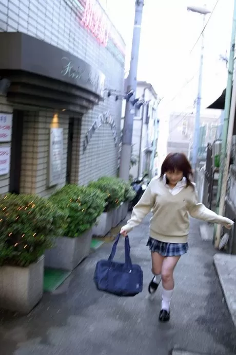 Симпатичная азиатская студентка в своем красном бикини демонстрирует свое горячее тело