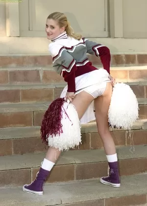 МИЛФ-болельщица Дэрин Дарби жестко трахается в свою щель