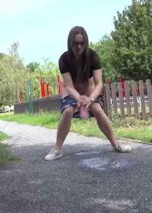 Великолепная королева фетиша с большим опытом Терри Салливан писает