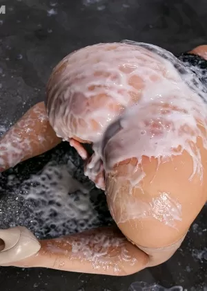 Лэйси Лейн в красной толстовке растягивает свою пизду мясистым членом