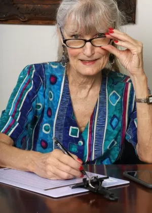 Старая любительница Линда Джонс обнажает свои отвисшие сиськи, когда раздевается догола