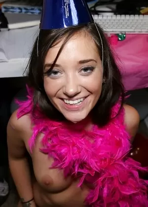 Худенькая подросток с маленькими сиськами Сэмми Дэниелс получает сперму после жесткого траха