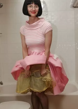 Британская любительница Джуси Джейни обнажает свой куст и сиськи в чулках