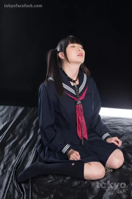 Нахальная азиатская студентка с горячей попкой раздевается, пока учитель отсутствует