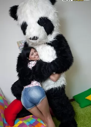 Худенькая молодая брюнетка с косичками раздевается и развлекается со своей игрушкой