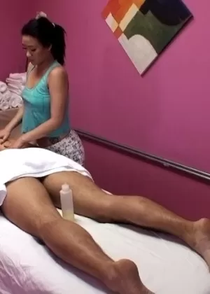 Грудастая азиатская массажистка дрочит жирный член и получает удовольствие от траха