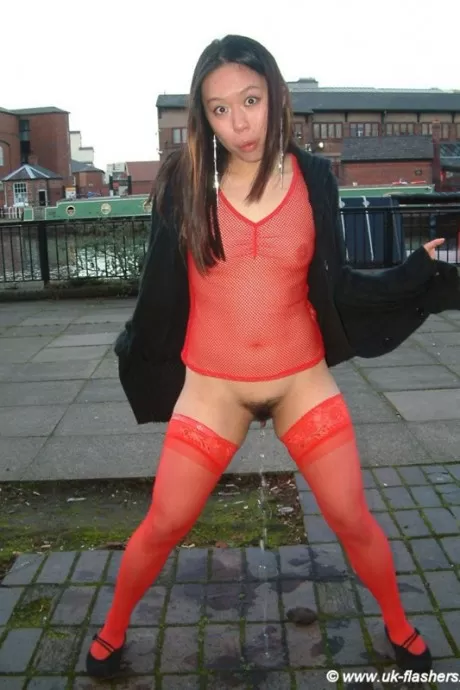 Азиатка садится на корточки, чтобы пописать, находясь на людной улице в Англии