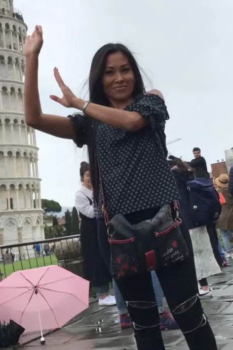 Стройная азиатская мамаша Сьюзи Кью щеголяет спермой в жопе после траха от первого лица поверх красных простыней