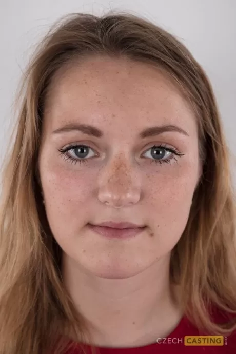 Пухленький подросток стоит полностью одетый, прежде чем сделать то же самое без одежды на