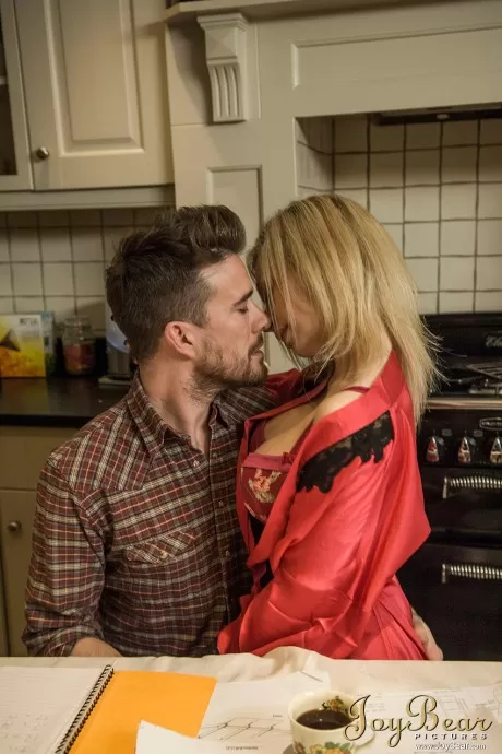 Белокурая жена Чесси Кей обращает внимание своего мужчины на секс в горячем нижнем белье 4