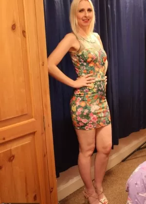 Пожилая леди с великолепным телом лежит на своей кровати обнаженная в ожерелье