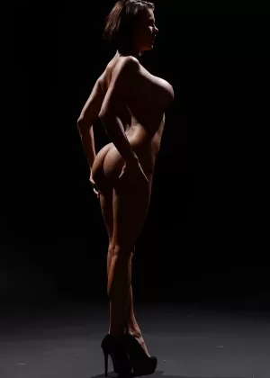 Порнозвезда Пета Дженсен позирует соло в солнцезащитных очках, сверкая трусиками