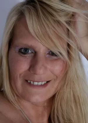 Блондинка любительница выставляет напоказ свою голую задницу во время моделирования без одежды