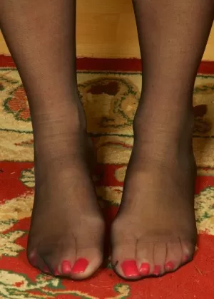 Голая блондинка с великолепными ногами принимает великолепные сольные позы среди плетеной мебели