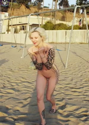 Кавказская подросток Матильда Сан раздевается во время занятий йогой на пляже