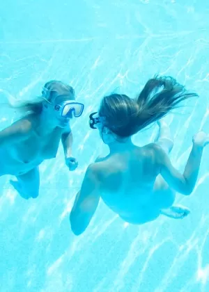 Грудастые польки Анета Буэна Кора Крик плавают топлесс под водой