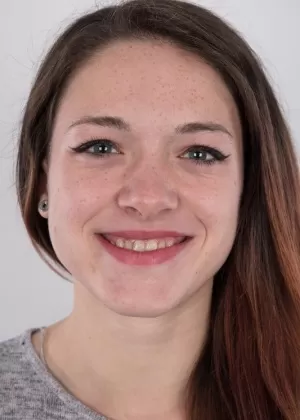 Любительская девушка Таисия скрещивает ноги, когда садится, как только она обнажена