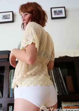 Симпатичная девушка-подросток Полин погружается в расслабляющую ванну, наполненную мыльными пузырями