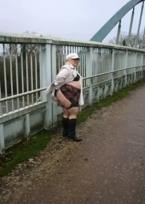 Зрелая пожилая Лили Мэй выставляет напоказ большие отвисшие сиськи в повседневной вечерней и пляжной одежде