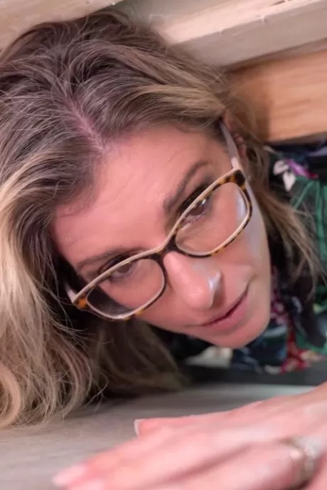 Милф-блондинка Кори Чейз бреет свою киску в душе перед сексом от первого лица