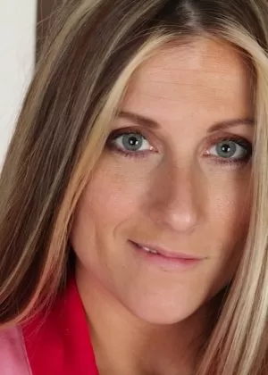 Бритая киска милфы с большими сосками Кейт раздевает нижнее белье