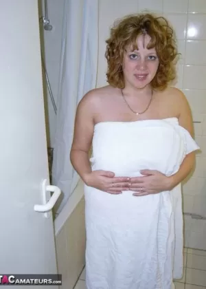 Британская любительница пышных форм Клэр моет свое тучное тело в душе