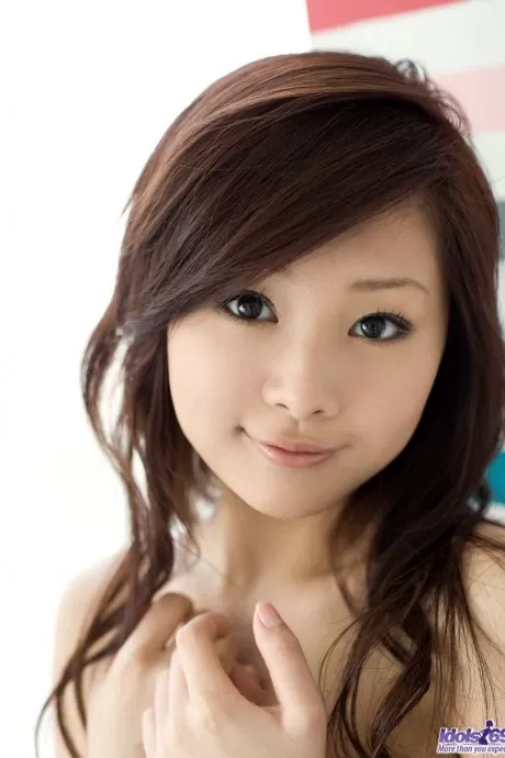 Очаровательная японская подросток Сузука Исикава стоит голая после медленного раздевания