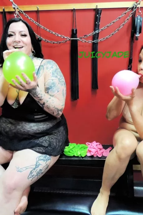 Возбужденная азиатская толстушки любит раздеваться и показывать все это перед тем, как сверлить киску