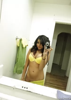 Грудастая латиноамериканка Руби Рейес раздвигает свою тугую киску после душа 61468275