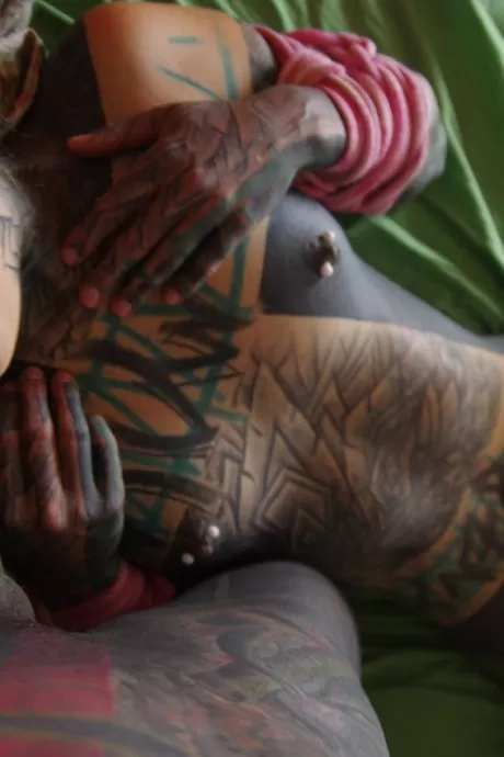 Чернильная королева с завязанными глазами отсасывает черному члену во время БДСМ и электро игр