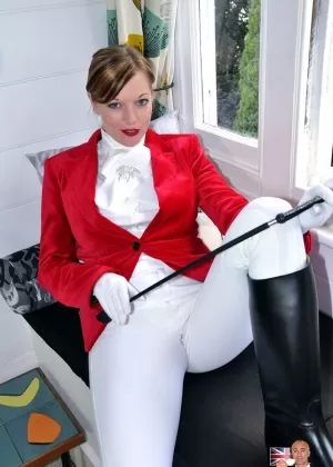 Тучная сольная модель Саша демонстрирует свою лысую киску в латексных сапогах