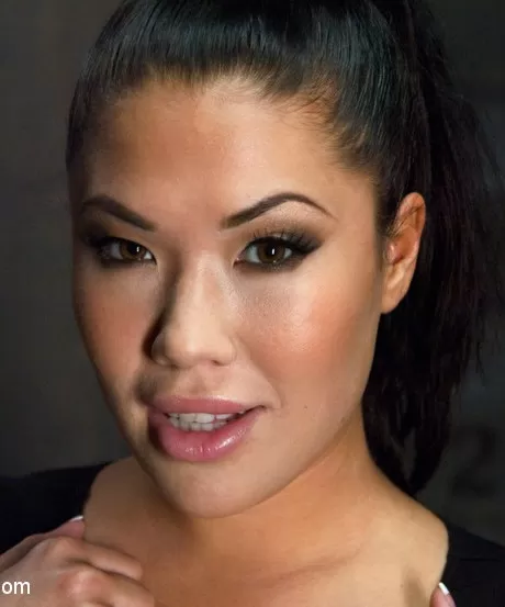 Азиатского массажиста связывают и доминируют в грубом сексе