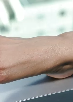 Порнозвезды Энни Круз и Лилит Лавей делят двойной фаллоимитатор на кожаном диване