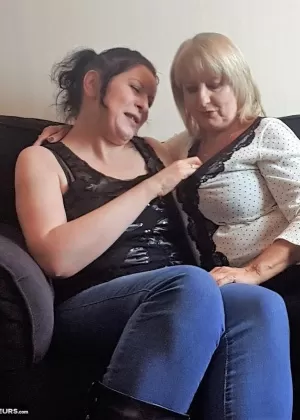 Зрелая британская любительница Лорна Блу занимается лесбийским сексом после употребления алкоголя