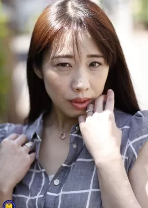 Зрелая азиатка раздевается и представляет свою волосатую киску