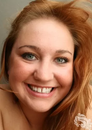 Толстая рыжая Бетти Уайт пальчиком трахает свою пизду во время дебюта обнаженной модели