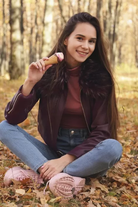 Милая русская девушка Леона Миа ест мороженое в ле 6