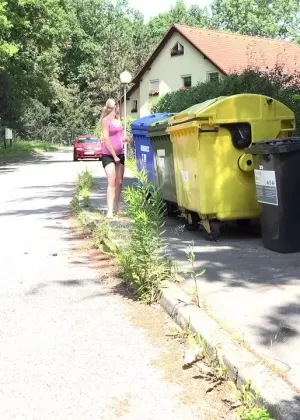 Молодые лесбиянки Лаура Катрина обмениваются воздушным поцелуем на ступеньках комплекса