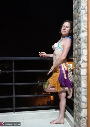 Брюнетка соло девушка Мина снимает свое нижнее белье во время курения в ванной