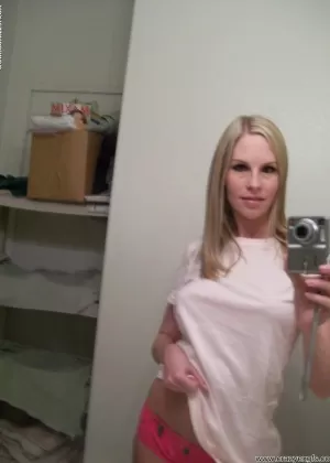 Грудастая блондинка Эйми Эддисон делает зеркальные селфи, раздеваясь 14346649