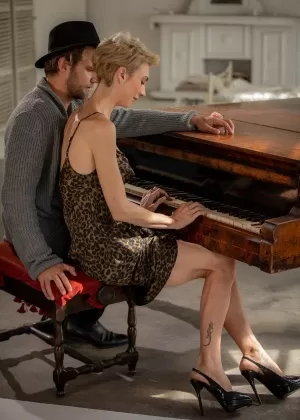 Домохозяйка и ее горничная занимаются лесбийским сексом на кровати в чулках