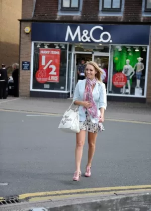 Белокурая эксгибиционистка Хейли Мари Коппин меняет нижнее белье на парковке