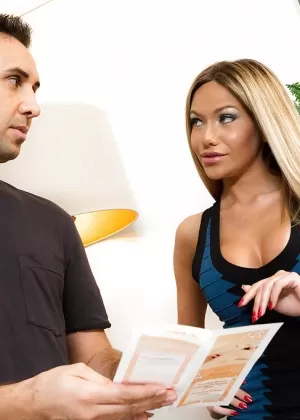 Порнозвезда Субил Арч делает массаж перед тем, как кончить на лицо после Би джея