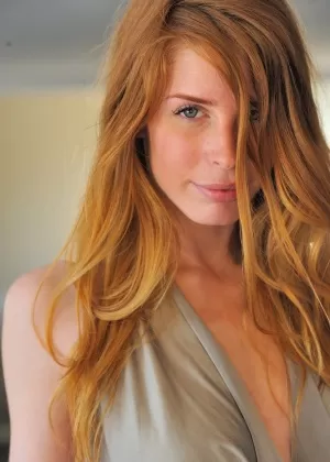 Соблазнительный рыжеволосый подросток распускает красивые сиськи, прежде чем дрочить в общественном месте