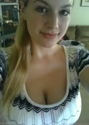 Блондинка делает не обнаженные селфи в разных местах вокруг своего дома