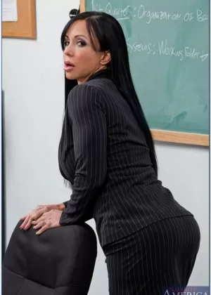 Феникс Мари-горячая красотка-учительница, а также грудастая милфа.