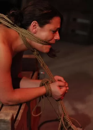 Латиноамериканка Лола Фокс снимает лифчик и трусики перед действием P2M на патио